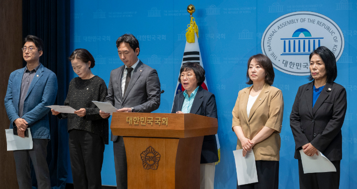 더불어민주당ㆍ조국혁신당 소속 과학기술정보방송통신위원회 소속 의원들이 28일 국회에서 전날 국회 본회의에서 통과된 방송미디어통신위원회 설치법 관련 기자회견을 하고 있다. (오른쪽부터) 최민희 과방위원장, 더불어민주당 이주희, 김현, 이정헌 의원, 조국혁신당 이해민 의원, 더불어민주당 노종면 의원. 연합뉴스