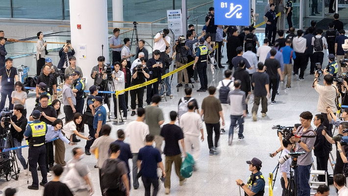 미국 이민당국에 의해 조지아주에 구금됐던 한국인 근로자들이 인천국제공항 제2여객터미널 입국장을 나서는 모습. 연합뉴스