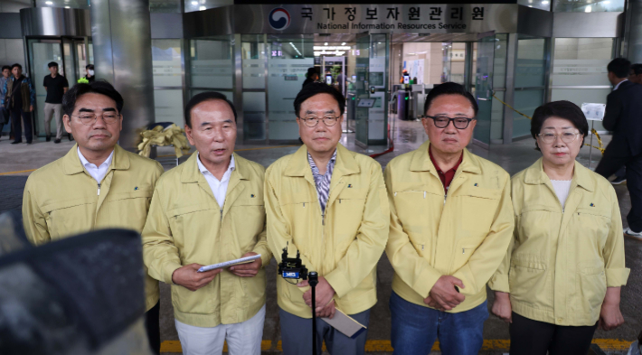 국회 행정안전위원회 국민의힘 소속 의원들이 28일 오전 대전 유성구 국가정보자원관리원 화재 현장을 방문해 피해 상황 등을 살핀 뒤 취재진 질문에 답하고 있다. 연합뉴스