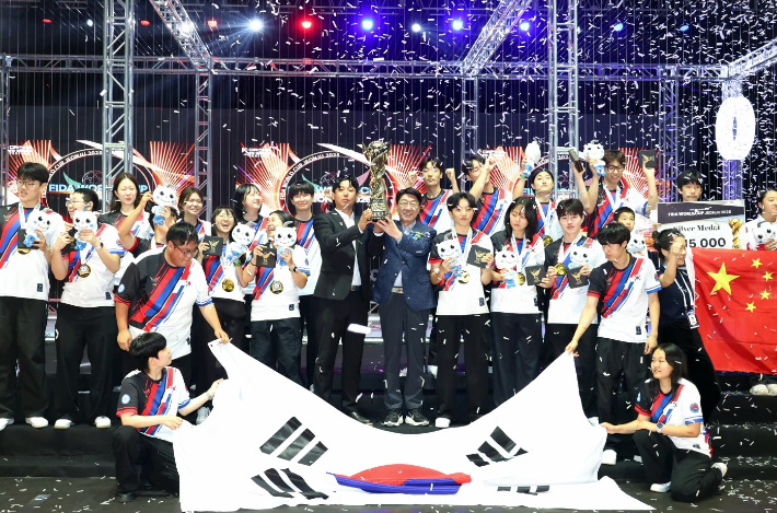 '2025 전주드론축구월드컵'에서 우승을 차지해 초대 챔피언으로 등극한 대한민국 국가대표팀. 전주시 제공