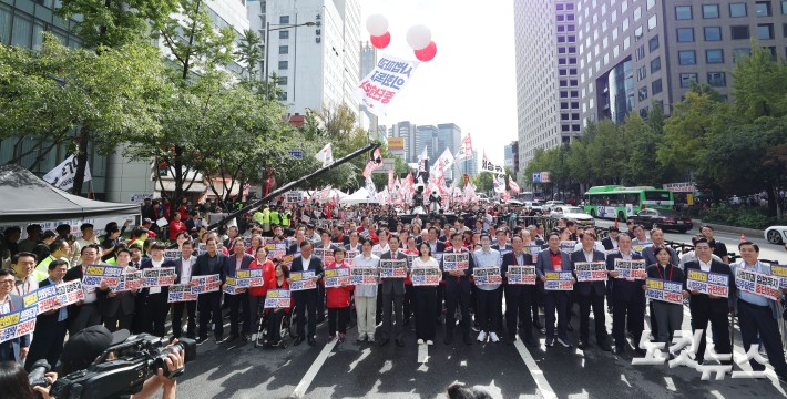 장동혁 국민의힘 대표 등 당 지도부가 28일 오후 서울시청 인근에서 열린 