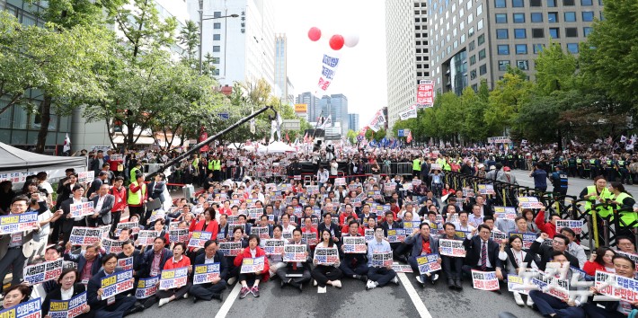 장동혁 국민의힘 대표 등 당 지도부가 28일 오후 서울시청 인근에서 열린 