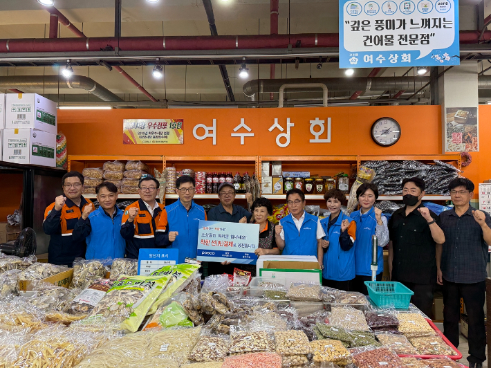 지난 25일 광양제철소 인근의 중마전통시장에서 포스코PHP봉사단 주관 '착한 선결제' 활동이 이뤄졌다. 광양제철소 제공