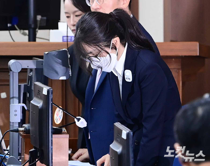 도이치모터스 주가조작과 명태균 공천개입, 통일교 청탁·뇌물 수수 의혹 혐의 등으로 구속기소 된 윤석열 전 대통령의 부인 김건희씨가 24일 오후 서울 서초구 서울중앙지방법원에서 열린 첫 재판에 출석하고 있다. 사진공동취재단