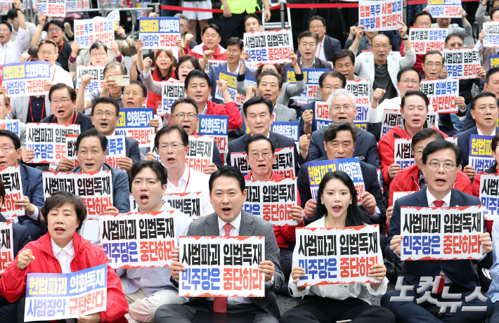 장동혁 국민의힘 대표 등 당 지도부가 28일 오후 서울시청 인근에서 열린 '사법파괴 입법독재 국민 규탄대회'에서 구호를 외치고 있다. 류영주 기자