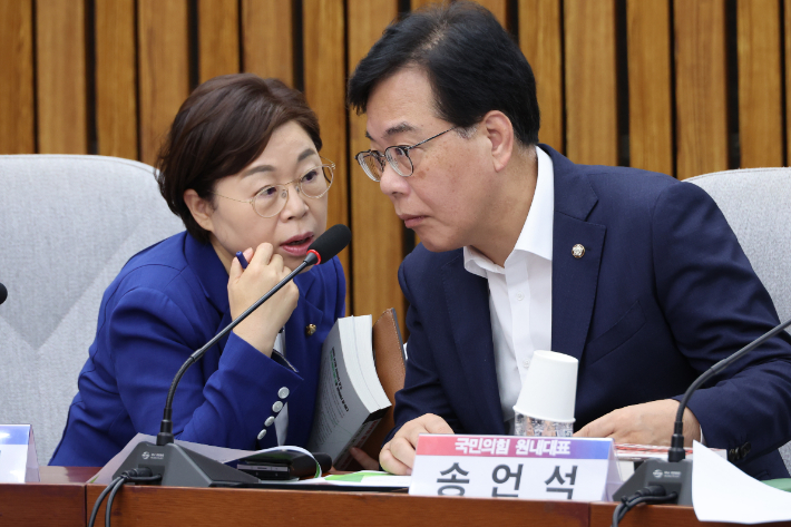 국민의힘 김정재 정책위의장(왼쪽)과 대화하는 송언석 원내대표. 연합뉴스