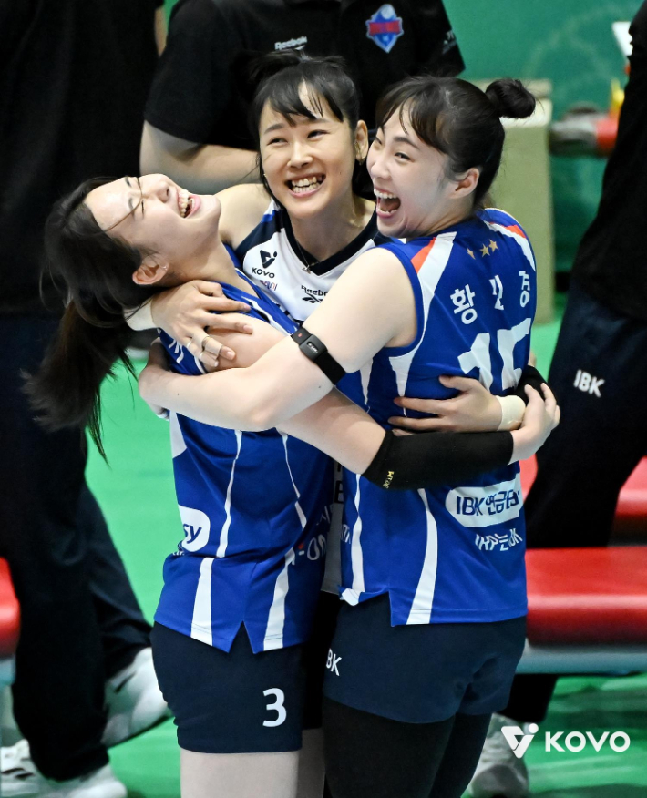28일 전남 여수 진남체육관에서 열린 2025 여수·NH농협컵 프로배구대회(컵대회) 여자부 결승 IBK기업은행 대 한국도로공사 경기에서 기업은행 리베로 임명옥(가운데)이 세트 스코어 3 대 1로 우승 후 동료들과 함께 기뻐하고 있다. 한국배구연맹