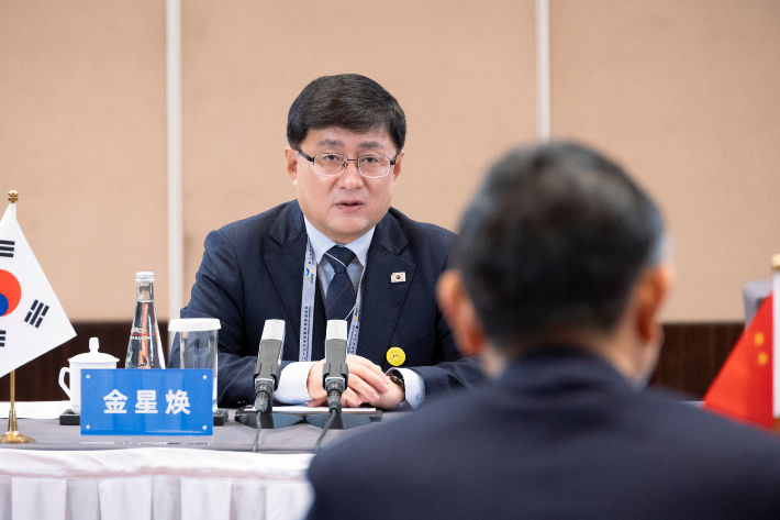 김성환 환경부 장관이 28일 중국 산동성 옌타이 힐튼호텔에서 '제26차 한중일 환경장관회의(TEMM26)' 개최를 계기로 황룬치우 중국 생태환경부 장관과 양자회의를 가진 모습. 환경부 제공