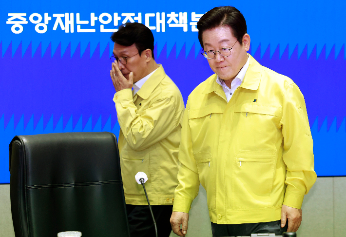 이재명 대통령이 28일 정부서울청사 중앙재난상황실에서 열린 국가정보자원관리원 화재 관련 중앙재난안전대책본부 회의에 입장하고 있다. 연합뉴스