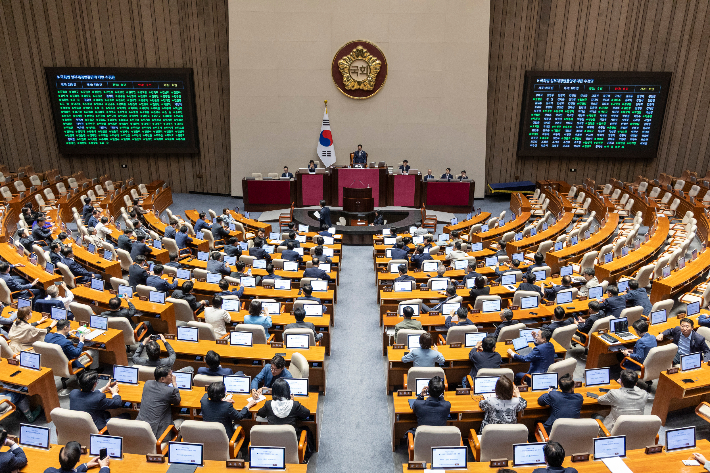 28일 국회 본회의장에서 '상임위 명칭 변경'이 핵심인 국회법 일부 개정 법률안에 대한 수정안이 여당 주도로 통과되고 있다. 연합뉴스