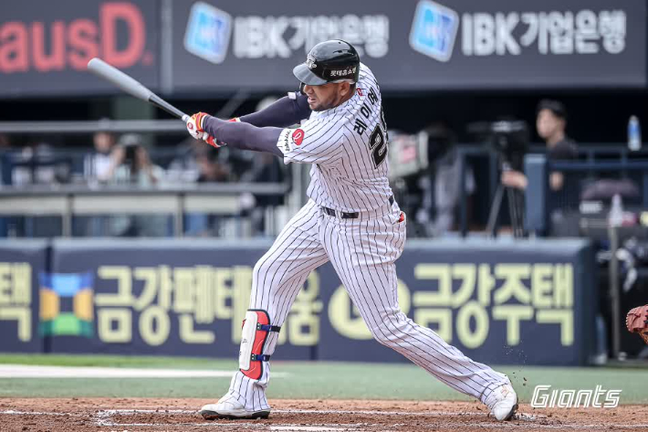 28일 두산과 원정에서 13호 홈런을 날린 롯데 레이예스. 롯데 자이언츠 
