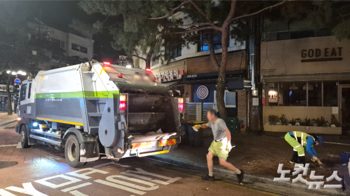 지난 27일 새벽 시간 서울 종로구에서 환경미화원들이 작업을 하고 있다. 사진은 기사와 직접 관련 없음. 송선교 기자
