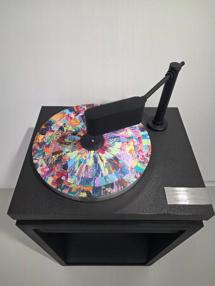 이진준, 'Login Odyssey' 시리즈 & 턴테이블 'Mnemosyne No.2' 'Mnemosyne No.2', Artist-customized turntable and speaker, computer, 38 x 45.5 x 76.5 cm(2023 – 2025). 'Login Odyssey No.3', Acrylic paint on scanned collage on vinyl LP, 30 x 30 x 0.2 cm (49.8 x 49.8 x 4.2 cm framed)(2025). 곽인숙 기자
