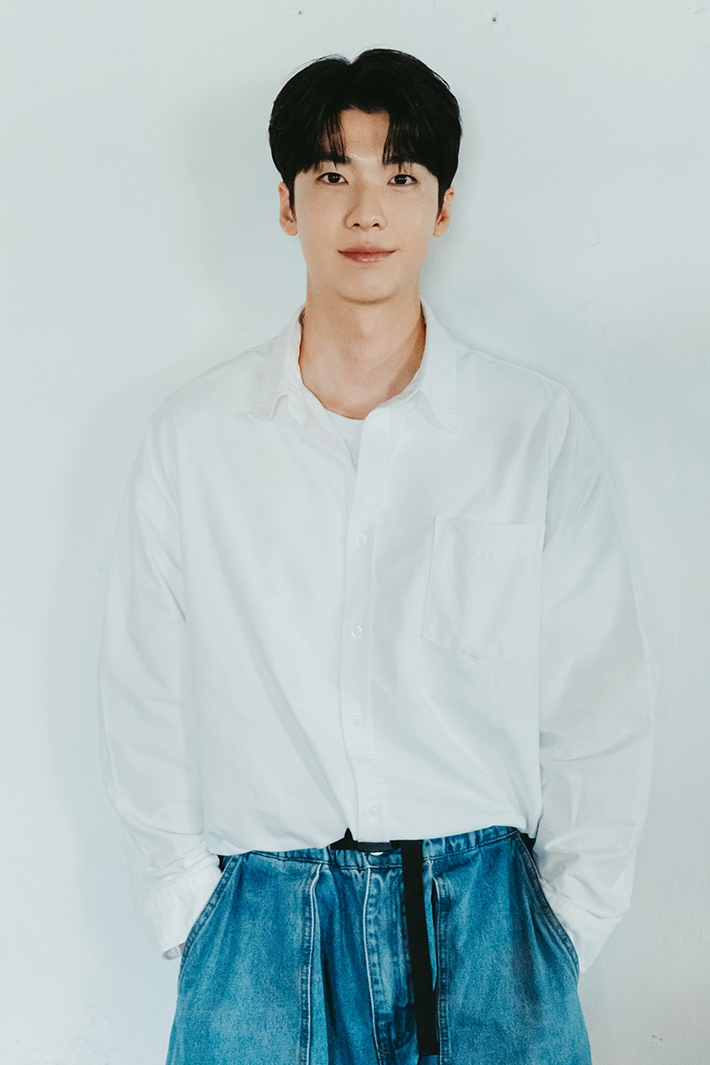 지난 25일 오전, 서울 마포구의 한 카페에서 CBS노컷뉴스와 만난 배우 홍진기. 글로리어스엔터테인먼트 제공