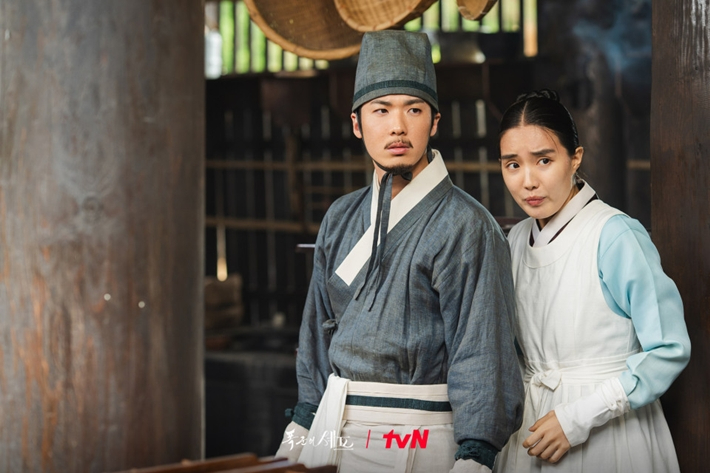 왼쪽부터 맹만수 역 홍진기, 서길금 역 윤서아. tvN 제공