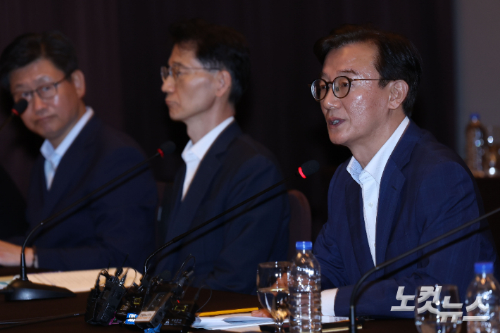 전재수 해양수산부 장관이 26일 서울 마포구 가든호텔에서 열린 북극항로 자문위원회 위촉식 및 제1차 회의에 참석해 모두발언을 하고 있다. 류영주 기자