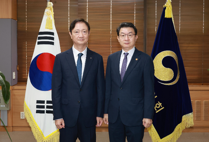 이억원 금융위원장과 이찬진 금융감독원장은 29일 긴급 회동을 가졌다. 금융위원회·금융감독원 제공