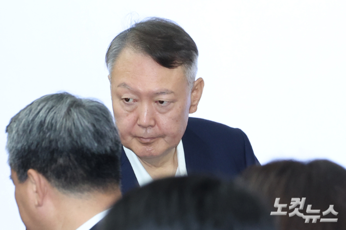 윤석열 전 대통령이 지난 26일 서울 서초구 서울중앙지법에서 열린 특수공무집행방해, 직권남용 권리행사방해 등 혐의 사건 첫 공판에 출석하고 있다. 사진공동취재단