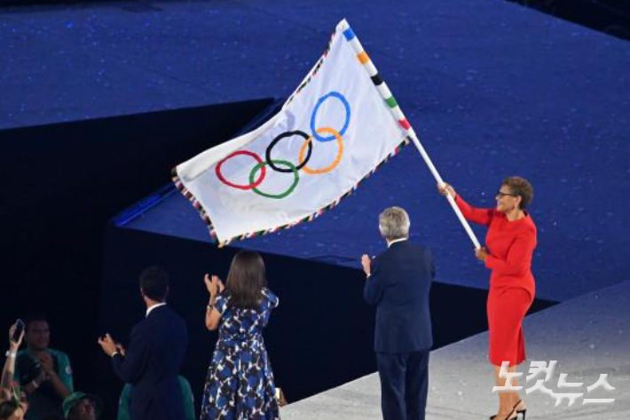 지난 2024 파리올림픽 폐회식에서 토마스 바흐 IOC위원장이 캐런 배스 LA 시장에게 올림픽기를 전달하고 있다. 생드니=올림픽사진공동취재단