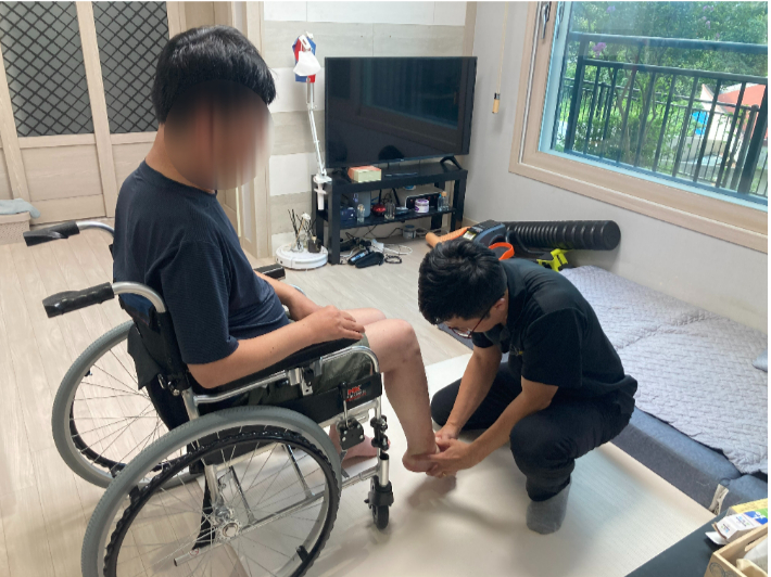 한 도민이 제주가치돌봄의 하나인 운동지도 서비스를 받고 있다. 제주도 제공