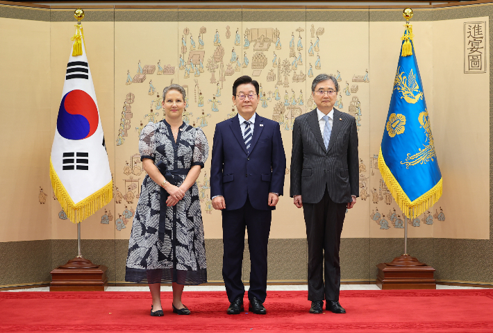 이재명 대통령이 29일 용산 대통령실에서 열린 주한대사 신임장 제정식에서 나딘 올리비에리 로자노 주한스위스대사(왼쪽)로부터 신임장을 받은 뒤 조현 외교부 장관과 함께 기념촬영을 하고 있다. 연합뉴스
