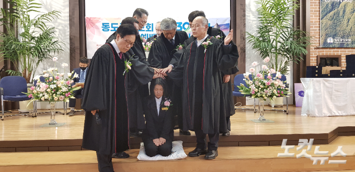 강원 강릉 동도중앙교회가 지난 28일 교회창립 30주년 기념예배와 임직식을 드리고 신영희 전도사(횡계 기뻐하는교회)의 목사안수식을 비롯해 집사안수, 장로권사 취임 순서를 가졌다. 최진성아나운서