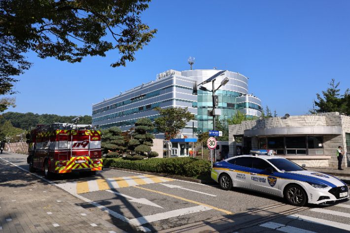 27일 대전 유성구 국가정보자원관리원 인근에서 현장 통제가 이뤄지고 있다. 전날 오후 8시 20분께 전산실에서 리튬이온 배터리 폭발로 화재가 발생했다. 연합뉴스 