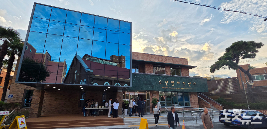 개관한 유진벨 비전센터에서 청소년 버스킹 공연과 전시회가 열렸다. 한세민