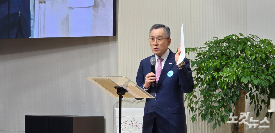 강사로 나선 백용현 목사가 응답받는 기도에 대해 말하고 있다. 한세민