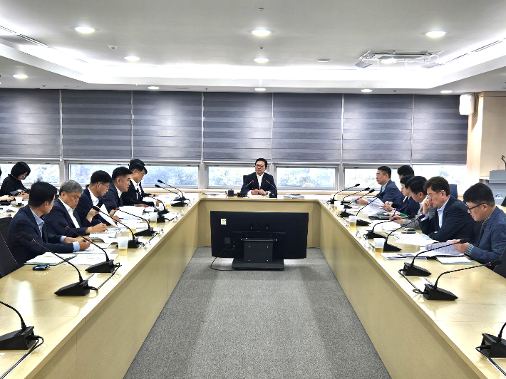 김석필 천안시장 권한대행이 긴급회의를 주재하고 있다. 천안시 제공