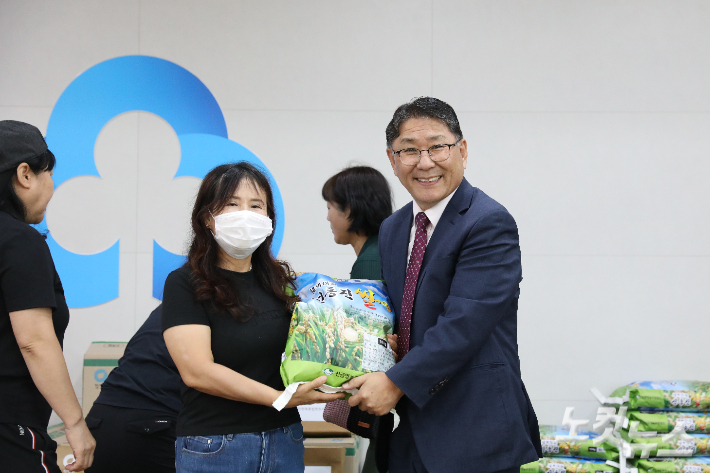 전북기독교총연합회 회장 추이엽 목사가 북한이탈주민에게 명절 선물을 전달하고 있다.