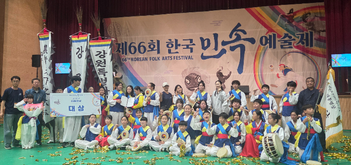 강릉농악보존회가 지난 9월 28일 충북 영동군에서 열린 '제66회 한국민속예술제' 청소년부 경연대회에서 강원특별자치도 대표로 출전해 대상인 대통령상 수상의 영예를 안았다. 강릉시 제공
