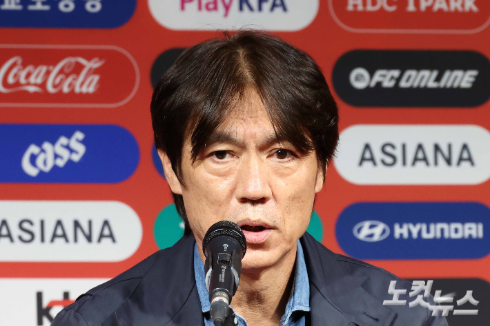 홍명보 축구국가대표팀 감독이 29일 오후 서울 종로구 축구회관에서 10월 친선경기 소집명단을 발표하고 있다. 박종민 기자