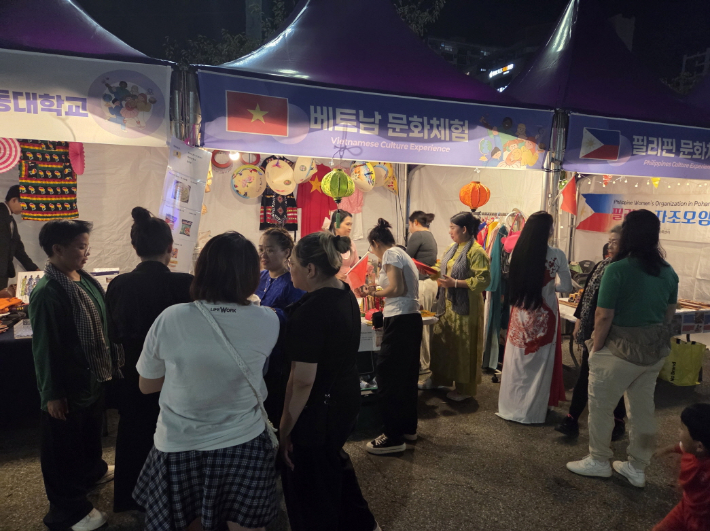 포항시가 지난 27~28일 영일대해수욕장 장미원 일대에서 개최한 '2025 포항 지구촌 엑스포'가 세계 13개국 외국인과 포항 시민 등 5천여 명의 발길을 사로잡으며 성황리에 막을 내렸다. 포항시 제공