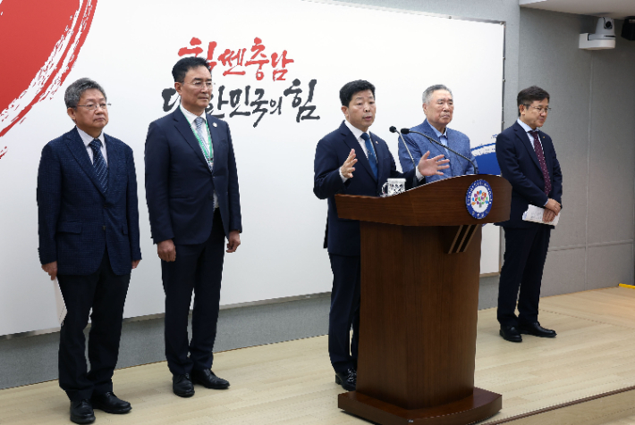 박정주 충남도 행정부지사(가운데)와 대학 관계자들이 29일 기자회견을 열고 글로컬대학 선정과 관련해 설명하고 있다. 대학 관계자는 왼쪽부터 이승구 충남대 연구산학부총장, 박창수 국립공주대 교학부총장, 함기선 한서대 총장, 송병국 순천향대 총장. 충남도 제공