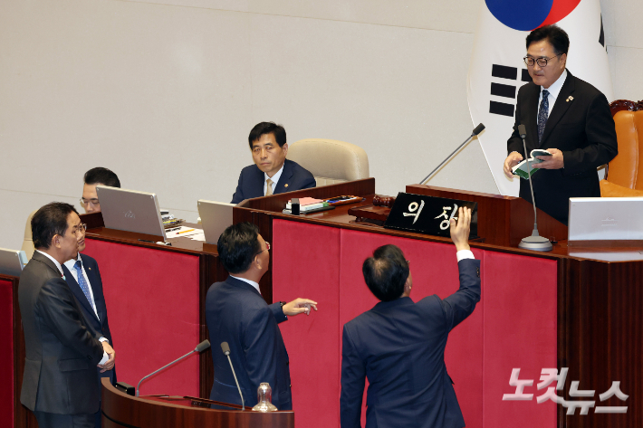 25일 서울 여의도 국회에서 열린 제429회국회(정기회) 제9차 본회의에서 신속처리안건 지정동의의 건에 대한 투표 개표 중 투표수가 명패수보다 한 매 더 많이 나온 것에 대해 처리 방식과 관련 국민의힘 송원석 원내대표와 유상범 원내수석부대표가 우원식 국회의장에게 항의하고 있다. 윤창원 기자