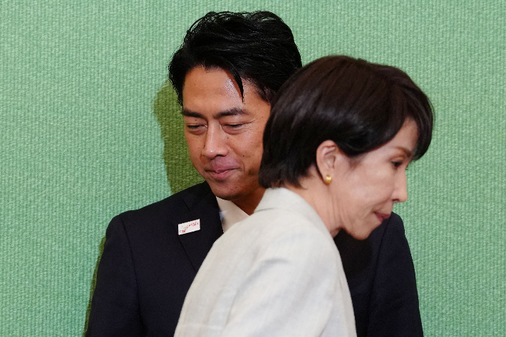 고이즈미 농림수산상(왼쪽)과 다카이치 전 경제안보담당상. 연합뉴스