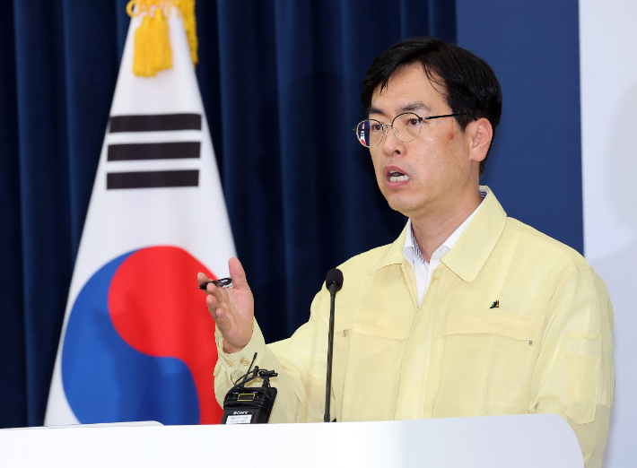 김민재 중앙재난안전대책본부 1차장(행안부 차관)이 29일 정부세종청사 민원동 공용브리핑실에서 국가정보자원관리원 행정정보시스템 화재 관련 중대본 브리핑을 하고 있다. 연합뉴스