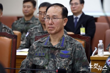 손석락 공군참모총장이 29일 서울 여의도 국회에서 열린 국방위원회 전체회의에 출석하고 있다.