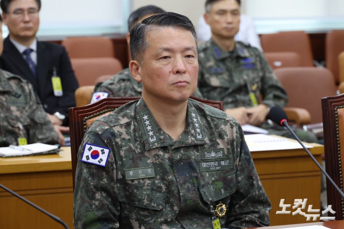 강동길 해군참모총장이 29일 서울 여의도 국회에서 열린 국방위원회 전체회의에 출석하고 있다.