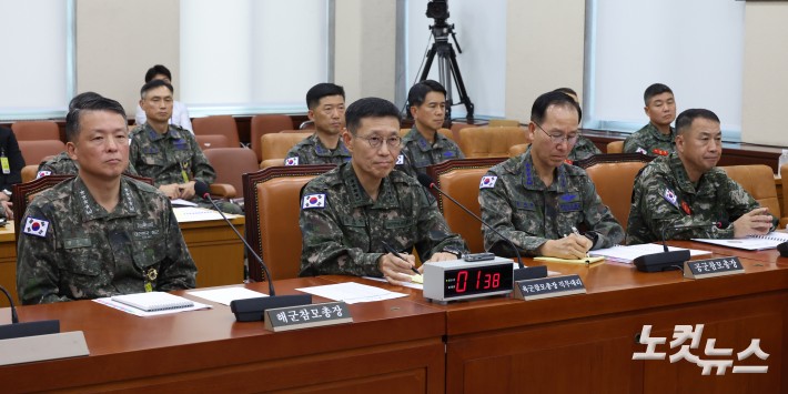 29일 서울 여의도 국회에서 열린 국방위원회 전체회의에 (왼쪽부터)강동길 해군참모총장, 김규하 육군참모총장, 손석락 공군참모총장, 주일석 해병대사령관이 출석하고 있다.