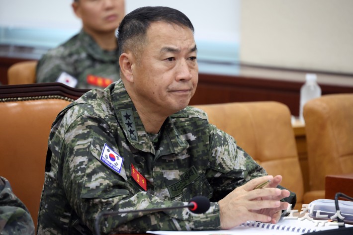 주일석 해병대사령관이 29일 서울 여의도 국회에서 열린 국방위원회 전체회의에 출석하고 있다.