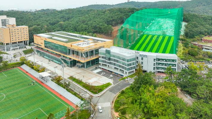 (왼쪽부터) 울산과학대학교 기숙사(청운학사), 아산체육관(국제 규격의 실내 아이스링크, 테니스코트), 아산헬스케어센터(실내/외 골프학습장, 스포츠재활센터). 울산과학대 제공