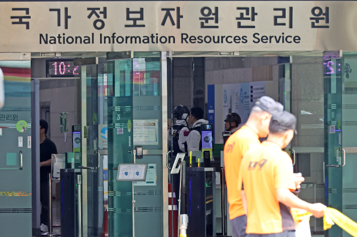 29일 오전 대전 유성구 국가정보자원관리원(국정자원) 화재 현장에서 경찰과 소방 관계자 등의 화재 정밀 감식이 진행되고 있다. 앞서 지난 26일 정부 전산시스템이 있는 국정자원에서 리튬이온배터리 화재가 발생해 정부 전산 서비스가 대규모로 마비된 바 있다. 연합뉴스