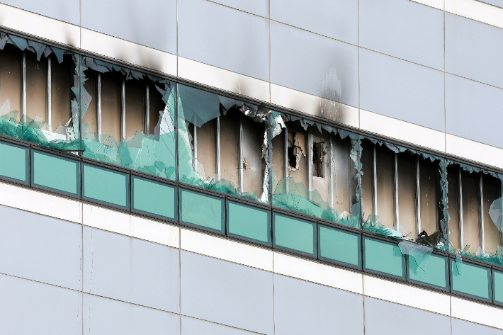 27일 대전 유성구 국가정보자원관리원 전산실 창문이 화재로 깨져 있다. 연합뉴스