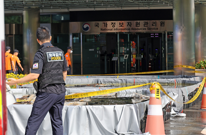29일 오전 대전 유성구 국가정보자원관리원(국정자원) 화재 현장에서 경찰과 소방 관계자 등의 화재 정밀 감식이 진행되고 있다. 연합뉴스