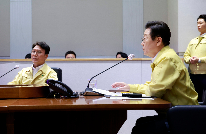 이재명 대통령이 28일 정부서울청사 중앙재난상황실에서 열린 국가정보자원관리원 화재 관련 중앙재난안전대책본부 회의에서 발언하고 있다. 왼쪽은 김민석 국무총리. 연합뉴스
