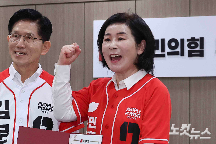 김희정 국민의힘 의원. 왼쪽은 김문수 전 대선후보. 황진환 기자