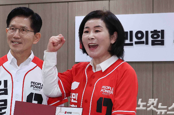 김희정 국민의힘 의원. 왼쪽은 김문수 전 대선후보. 황진환 기자
