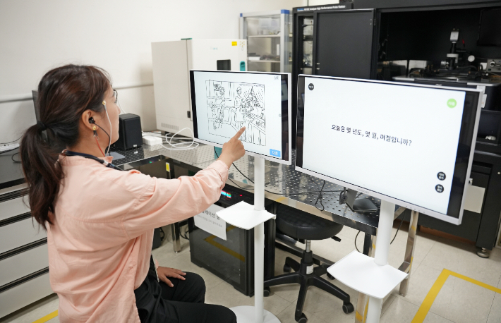 KERI 연구진이 웨어러블 기기를 착용하고, 'AI 기반의 발화 및 뇌파 분석 기술'을 활용해 경도인지장애 선별 검사를 하고 있다. 전기연구원 제공